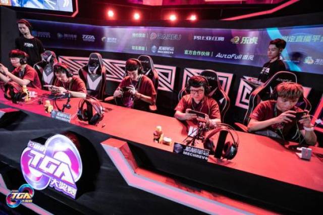 两队的较量 两队的较量